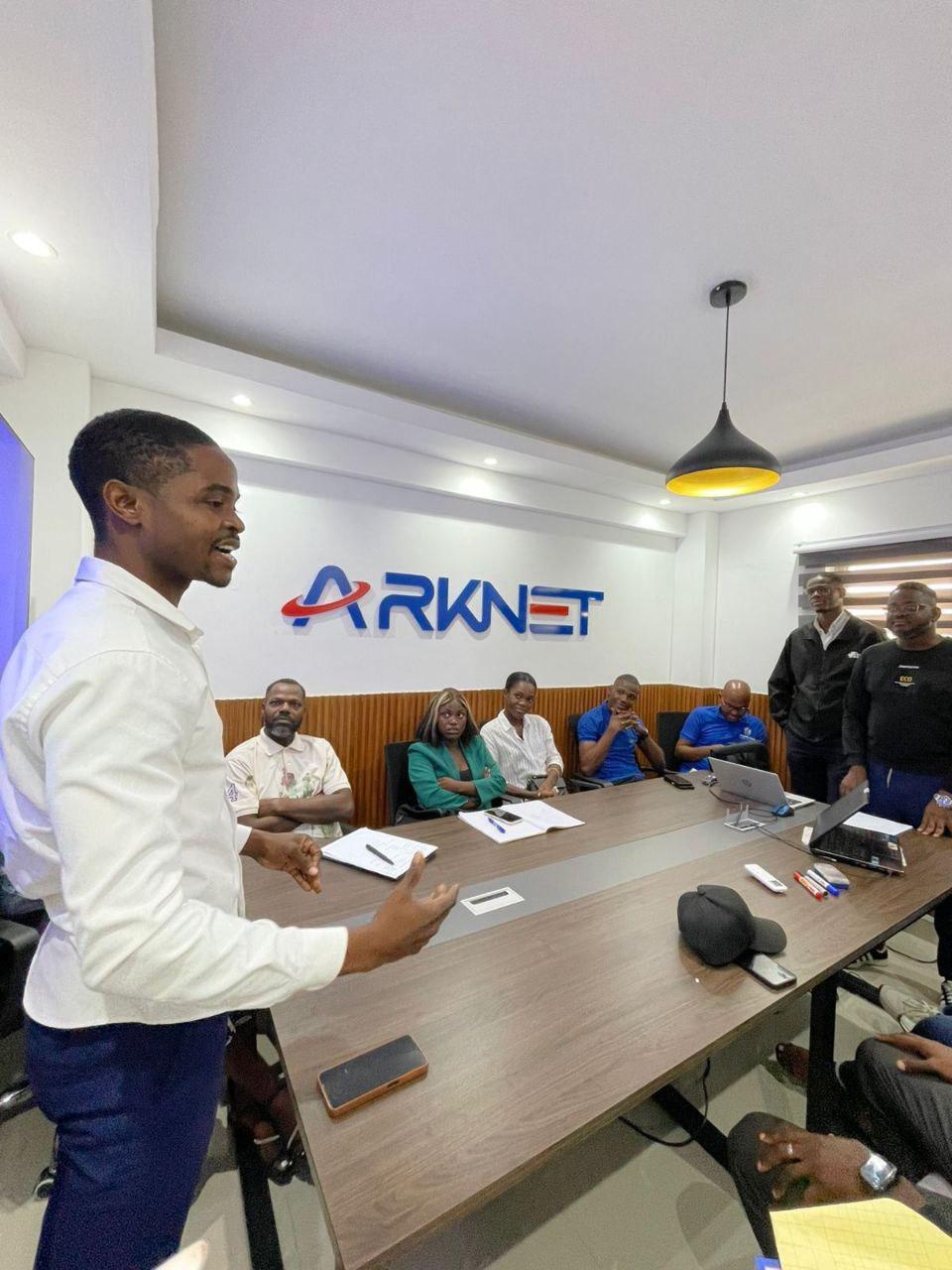 Escritório e equipa técnica da ARKNET em Luanda, Angola